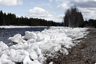 Isblock längs Sörälven, Idre. 27 apr 2013